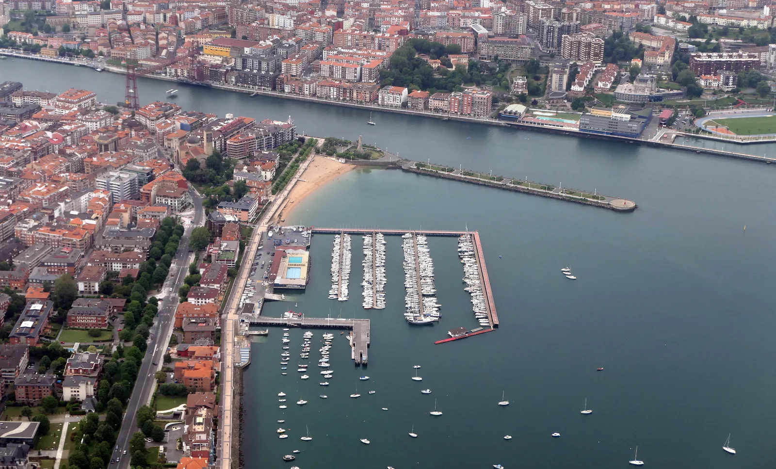 Vista real de Getxo, el puerto del Abra y la desembocadura de la ría de Bilbao